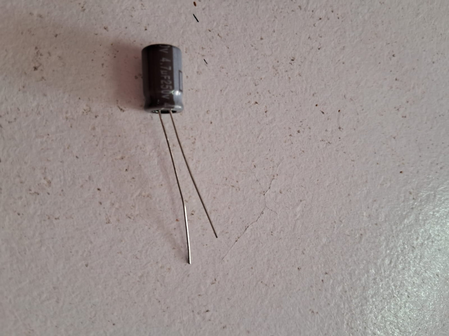 4.7uf250v electrolyte capacitor